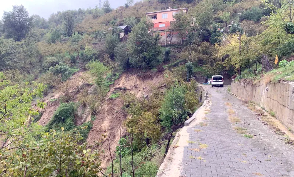 Heyelan fındık bahçesini yuttu