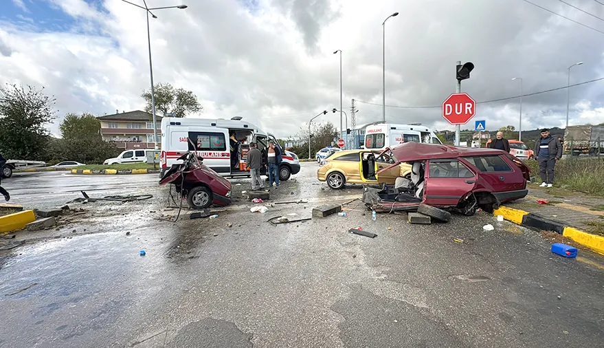 Otomobil ikiye bölündü… 1’i çocuk, 6 yaralı