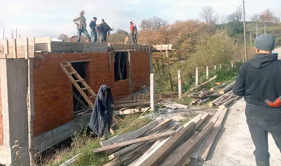 Kozlu Köserecik Köyü’nde örnek dayanışma… Köy Konağı İMECE usulü inşa ediliyor…