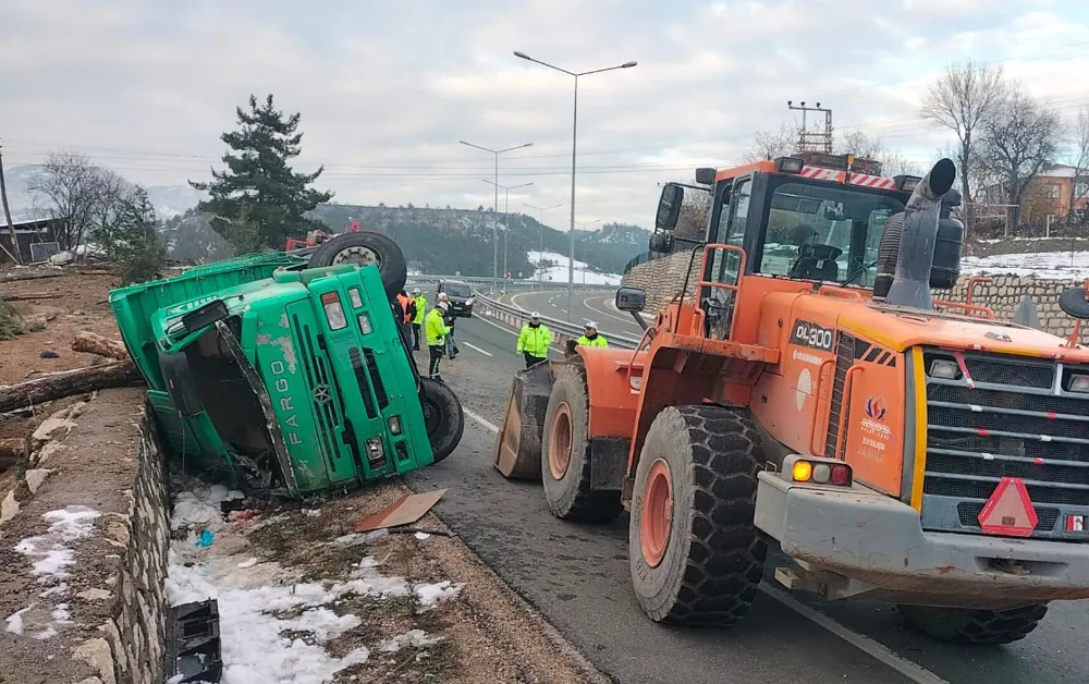 Devrilen tomruk yüklü kamyondaki 2 kişi öldü