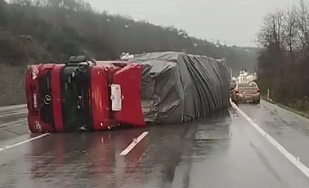 TIR devrildi... Yol kapandı... Sürücü yaralandı...