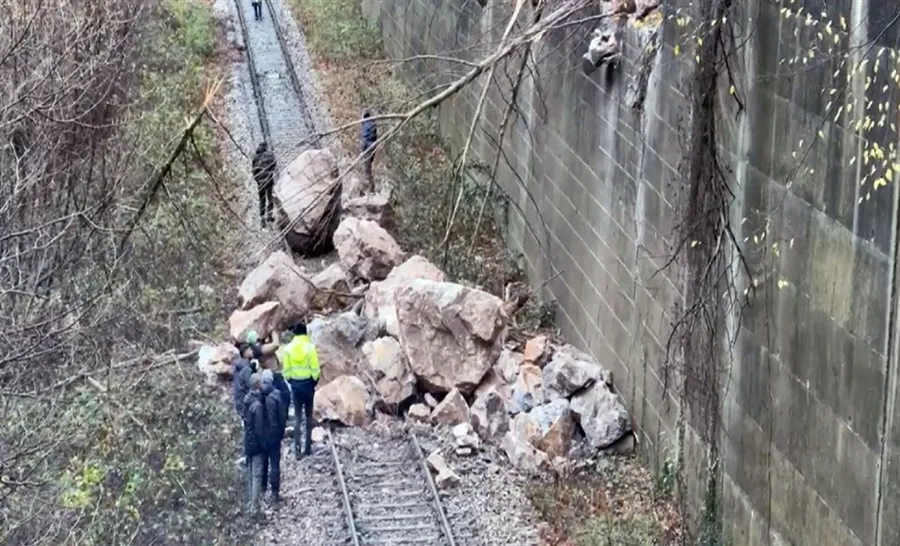 Heyelan demiryolunu ulaşıma kapattı... Tren seferleri durdu...