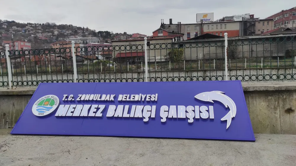 Yeni balıkçı çarşısının tabelası asılıyor