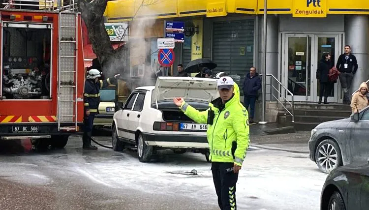 Seyir halindeki otomobil alev aldı...