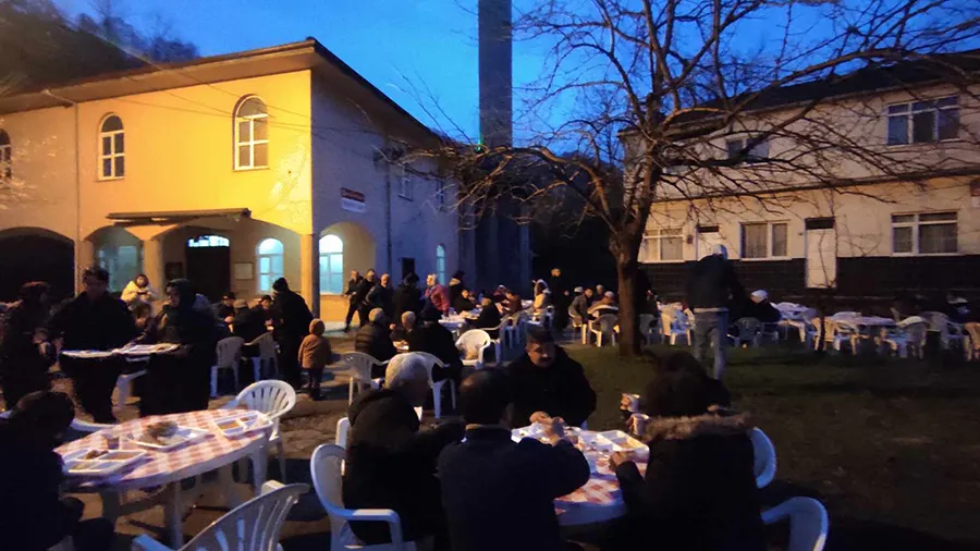 Muhtar Adayı iftar verdi… Mahalle sakinleri yoğun ilgi gösterdi…