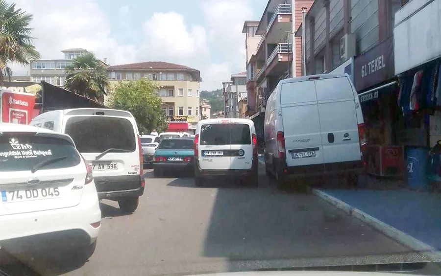 Karali: Kozlu’da kaldırımlar otopark oldu