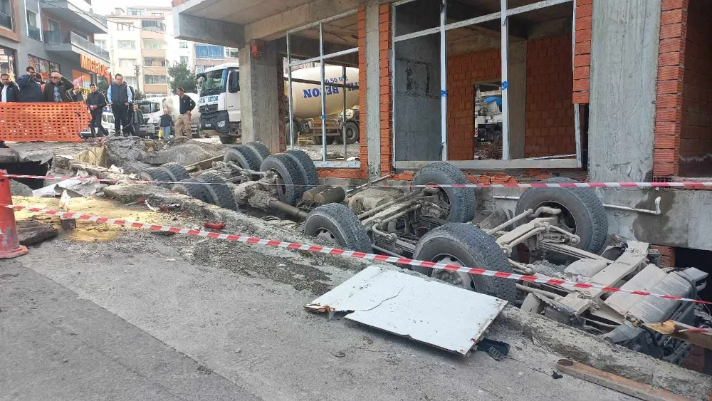 Kozlu’da faciaya ramak kaldı… Yol çöktü, beton mikseri devrildi… 