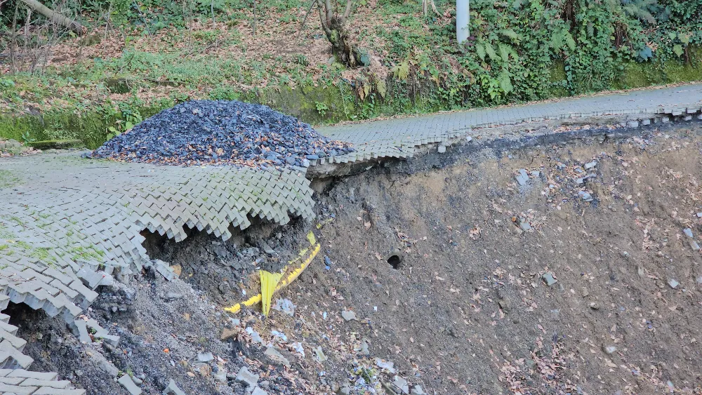 Tedbirin alınmadığı bölgede heyelan; bu kez istinat duvarı ile ağaçlar kaydı