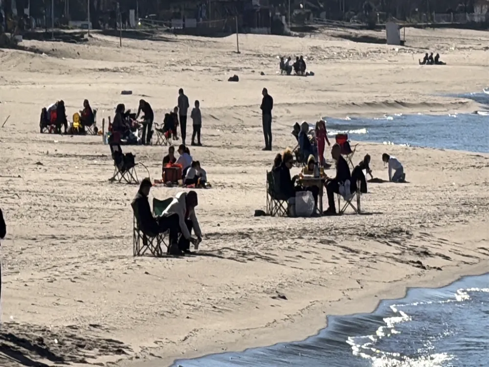 Plajda güneşin keyfini çıkardılar