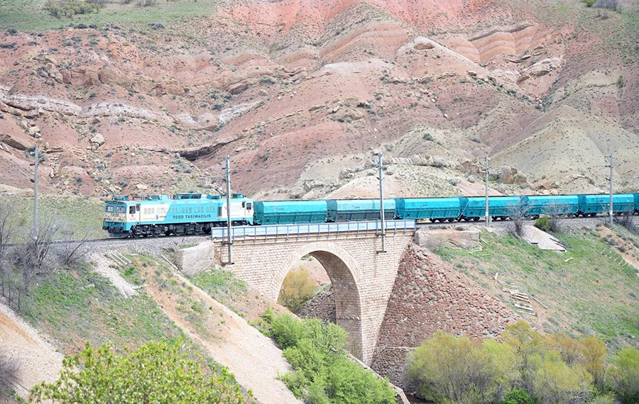 Depremden sonra yeniden hayata döndürülen hat lojistiğe güç katıyor
