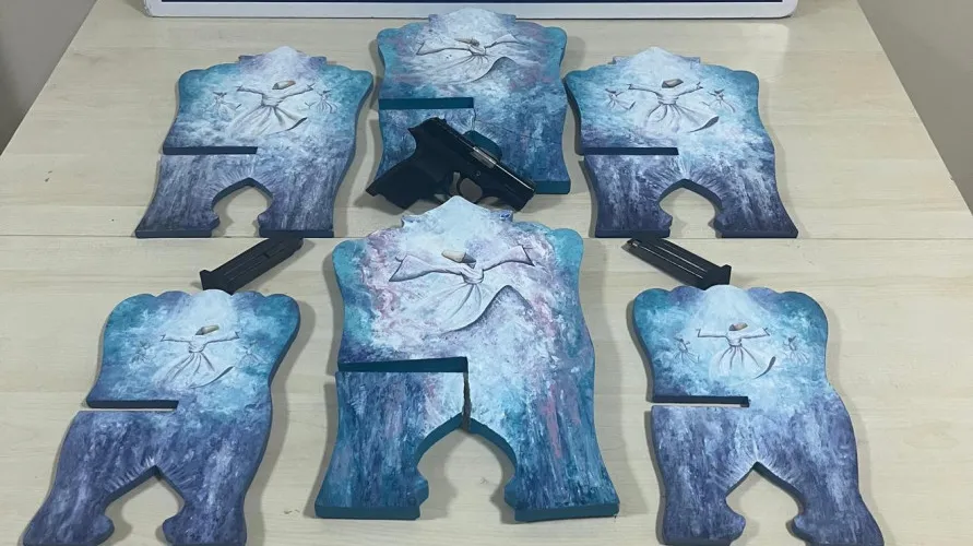 Kuran-ı Kerim rahlesine gizlenen 7 kilo 350 gram metanfetamin yakalandı