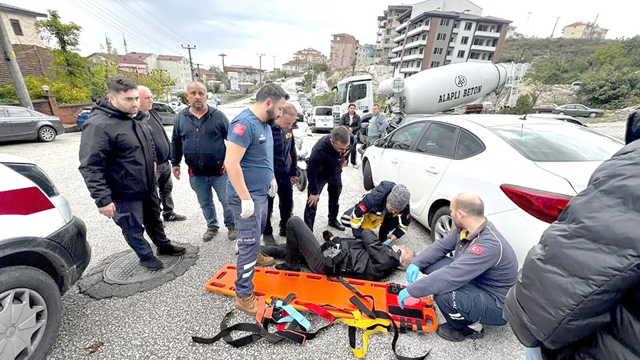 Direksiyon hakimiyetini kaybeden motosiklet sürücüsü yaralandı