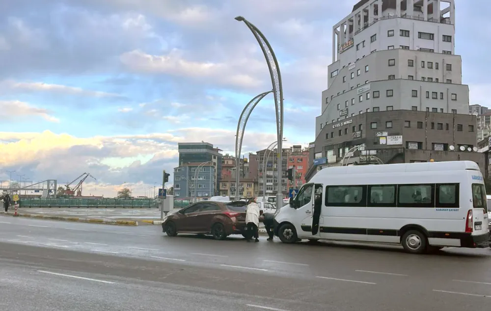 Kaza: Yolcu minibüsü otomobile çarptı…