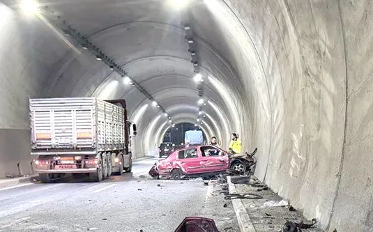 Tünelde d*hş*t: 200’le duvara çarptılar… 2 ağır yaralı…