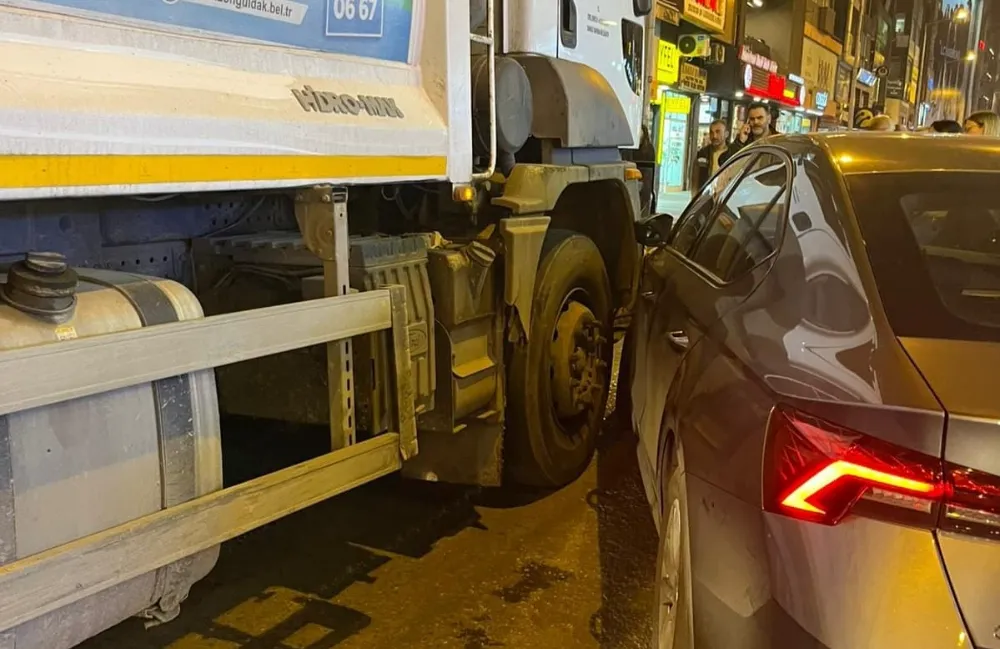 GAZİPAŞA CADDESİ’NDE ÇÖP KAMYONU İLE OTOMOBİL ÇARPIŞTI