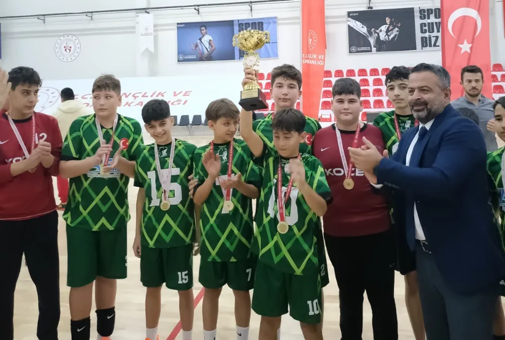 Kozlu Ortaokulu şampiyon oldu