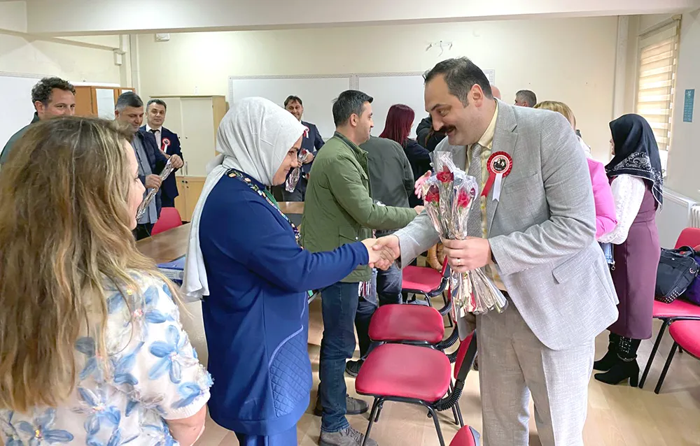 Başkan Altuğ Dökmeci, öğretmenleri karanfille kutladı