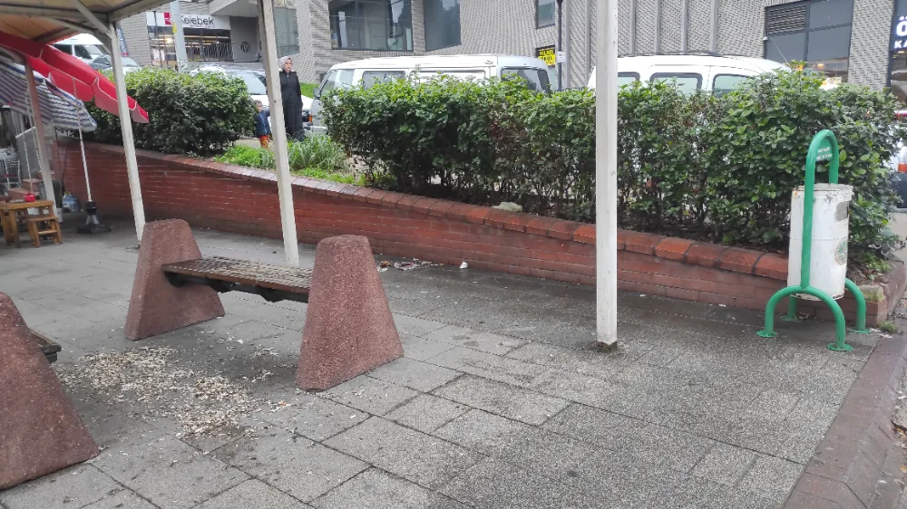 Acılık Cami Altında Çirkin Manzara: Bankların Altı Çekirdek Kabuklarıyla Doldu