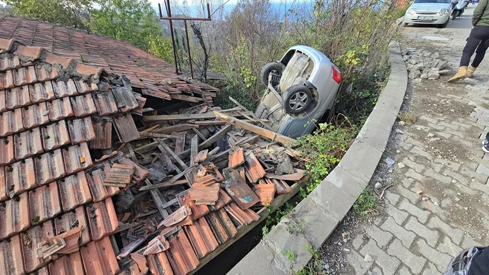 Zonguldak’ta otomobil evin çatısına uçtu