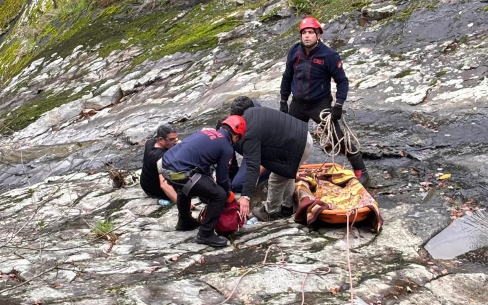 Köy muhtarı 30 metrelik yükseklikten düşerek yaralandı