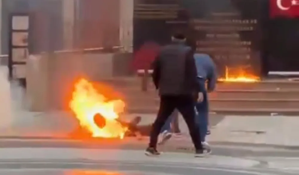 Üzerine benzin döküp ateşe verdi