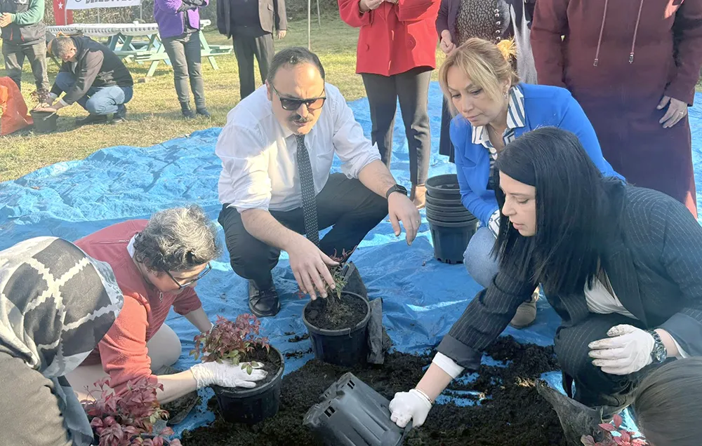 Dökmeci ve eşi, özel bireylerle fidan dikti