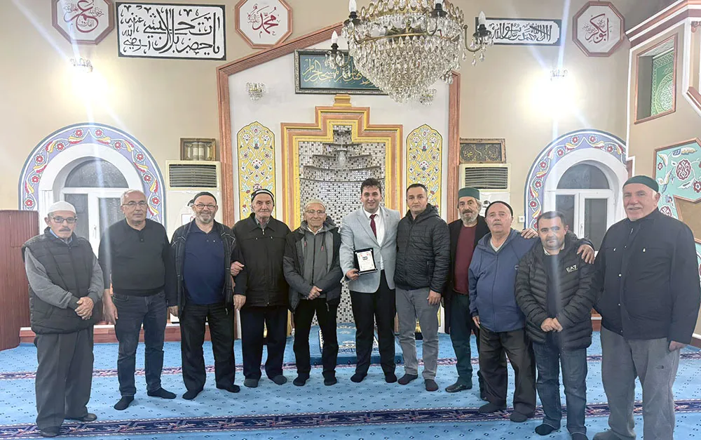 Kozlulu genç muhtara plaketle teşekkür ettiler