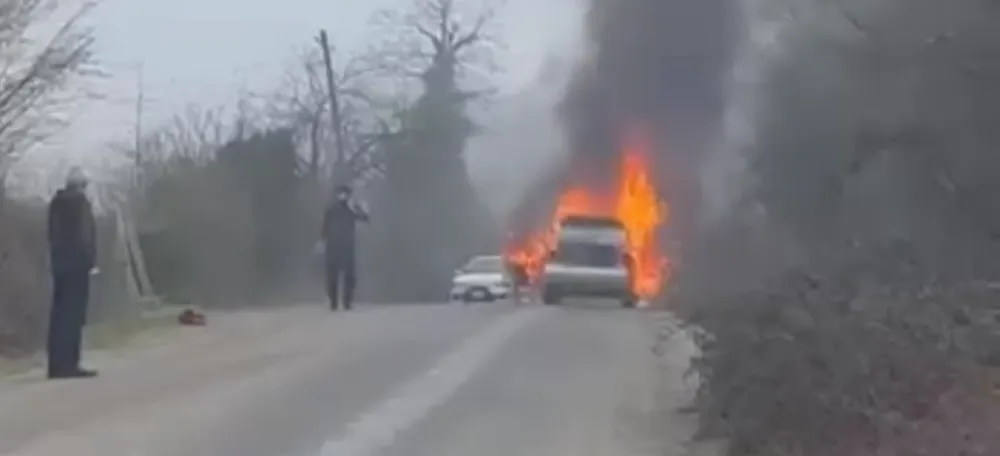 Hareket halindeyken alev alan otomobil, kullanılamaz hale geldi