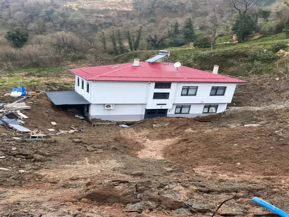 Olay… Heyelan iki katlı evi 50 metre sürükledi...