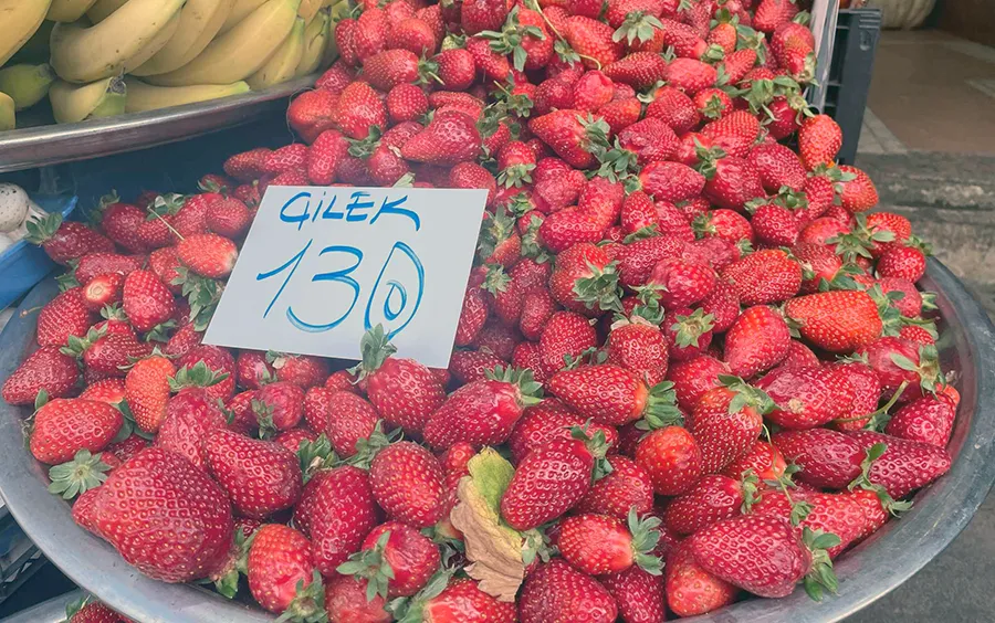 Çilek tezgaha düştü…