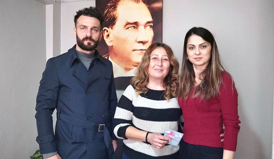 MHP’li Atakan-Dilek Karali çifti, gazeteci Gülseher Cinal’ı kutladı...