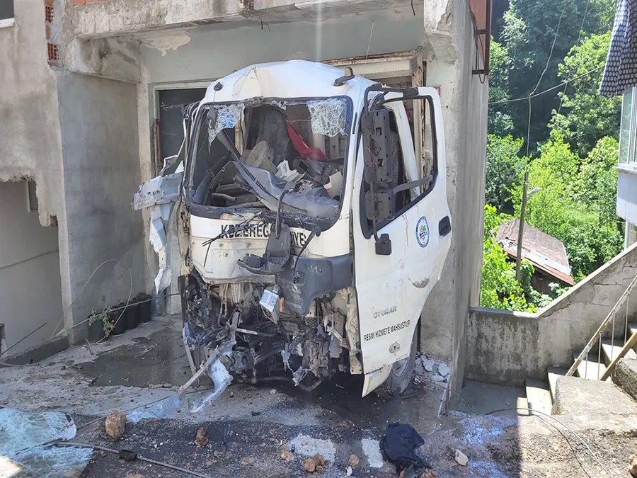 Faciadan dönüldü… Belediye kamyonu evin garajına girdi…