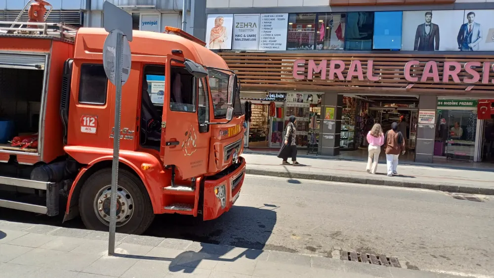 Emral Çarşısında işyeri yanıyor...