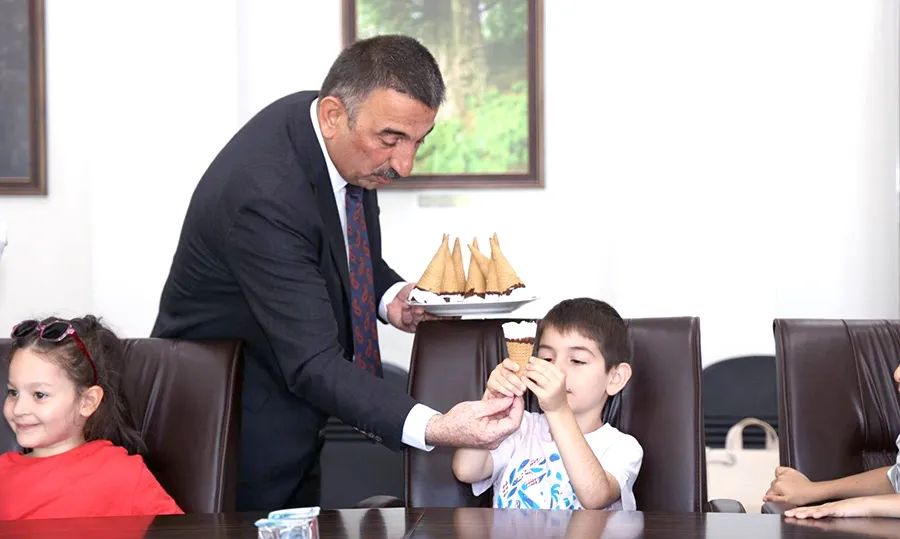Miniklerden Vali Amcaya dondurma ziyareti… Hayalleri gerçek oldu...