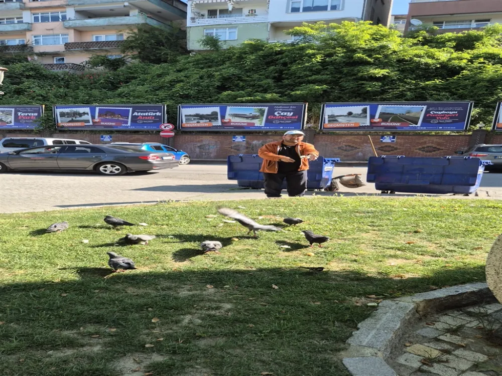 Temizlik işçisi, 15 yıldır çöpten topladığı ekmek artıklarıyla kuşları besliyor