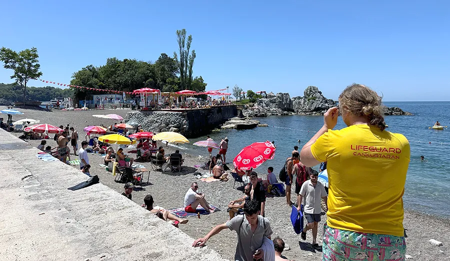 Kapuz ve Tersane plajlarında şok… Şemsiye ve şezlonglar kaldırıldı