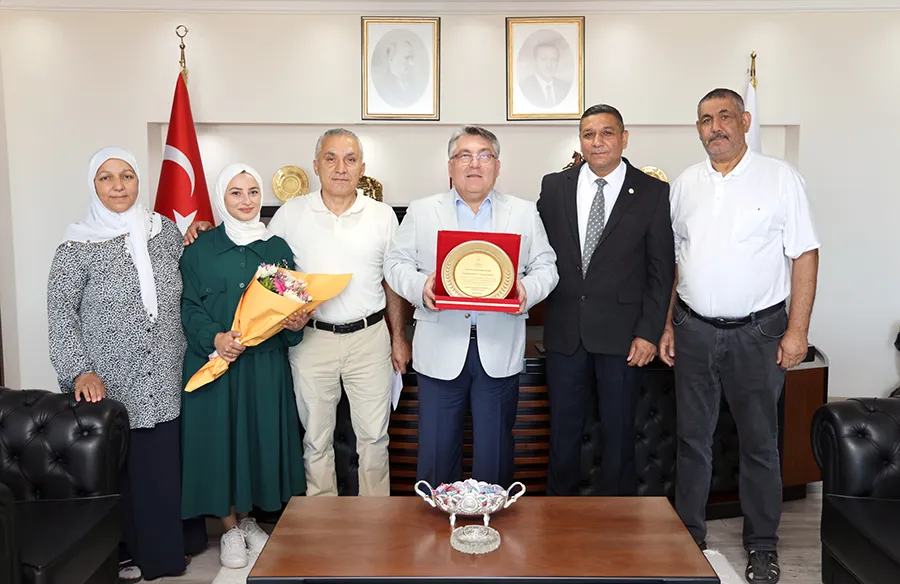 Rektör Özölçer’e “En Roman Dostu Rektör” ödülü verildi