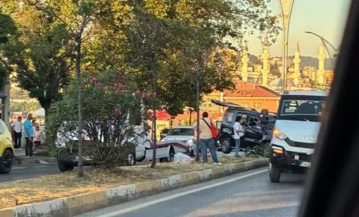 Sahil yolunda kaza... Araç karşı şeride geçti... Yaralılar var...