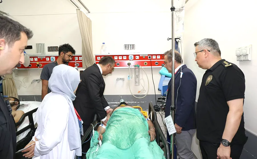 Vali Hacıbektaşoğlu madencileri hastanede ziyaret etti