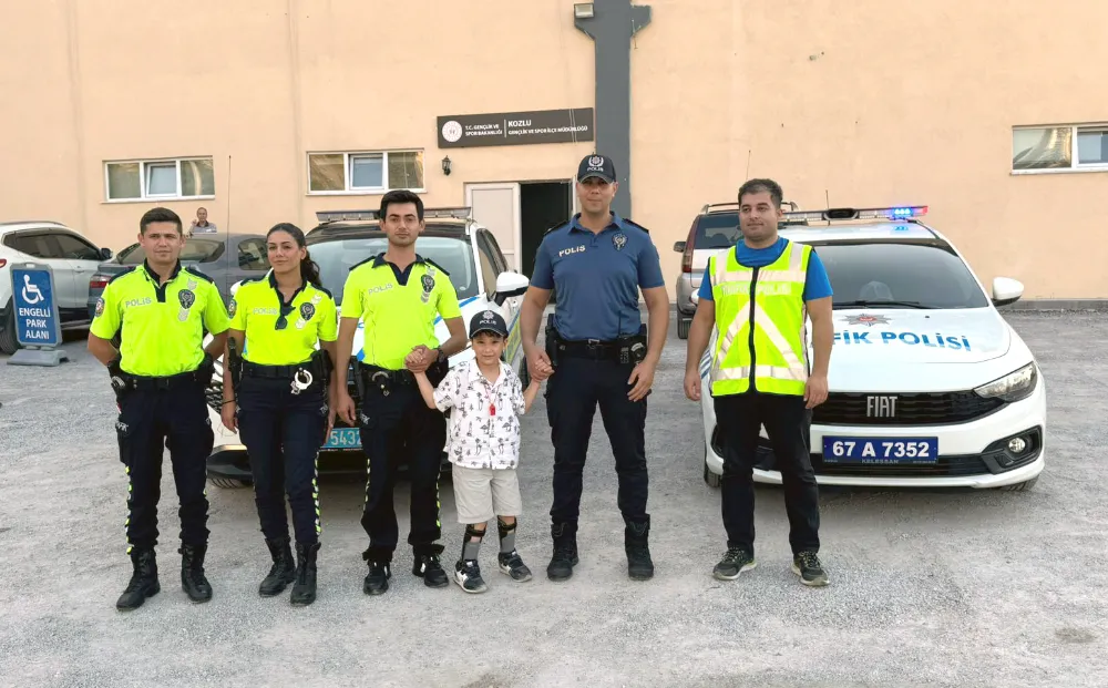 Minik Muhammed’in hayali gerçek oldu: Polis arabasına bindi