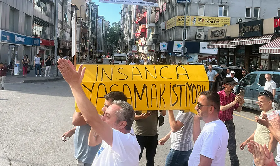 Maden işçileri eylemde tabut taşıdı