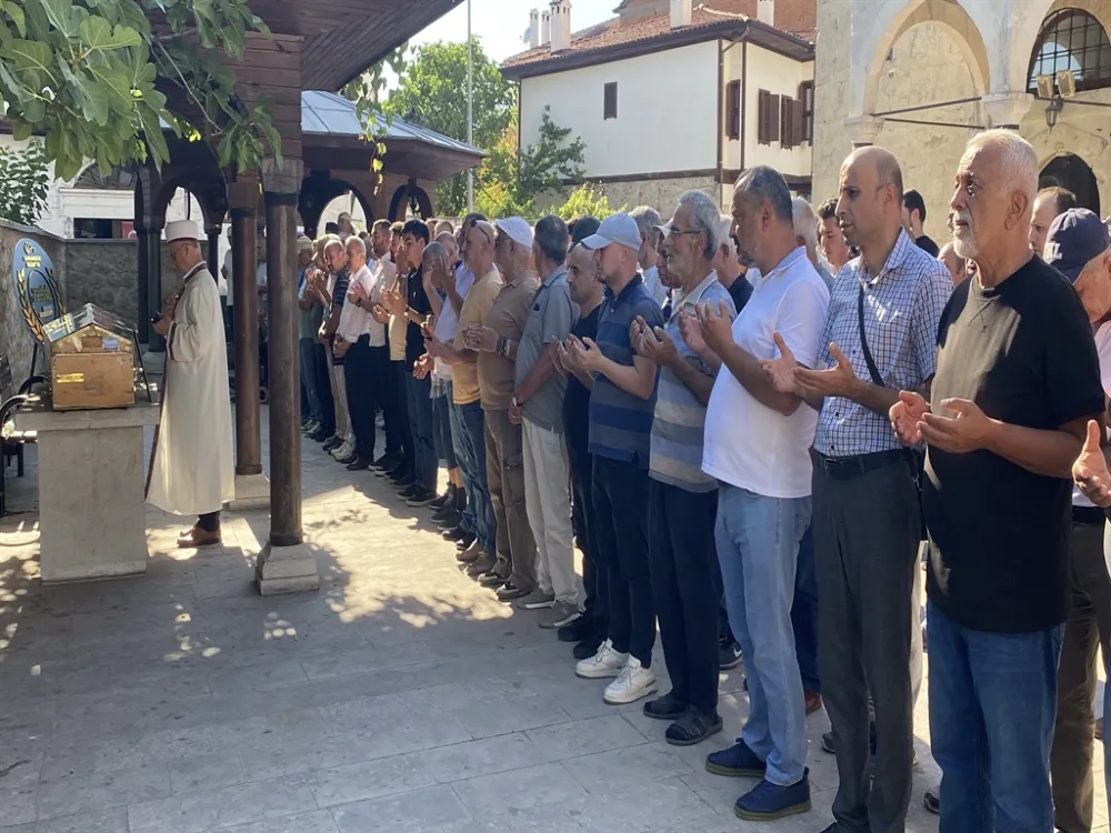 Çınar ağacının kırılan dalının altında kalan öğretmen Erdem Ulak son yolculuğuna uğurlandı...