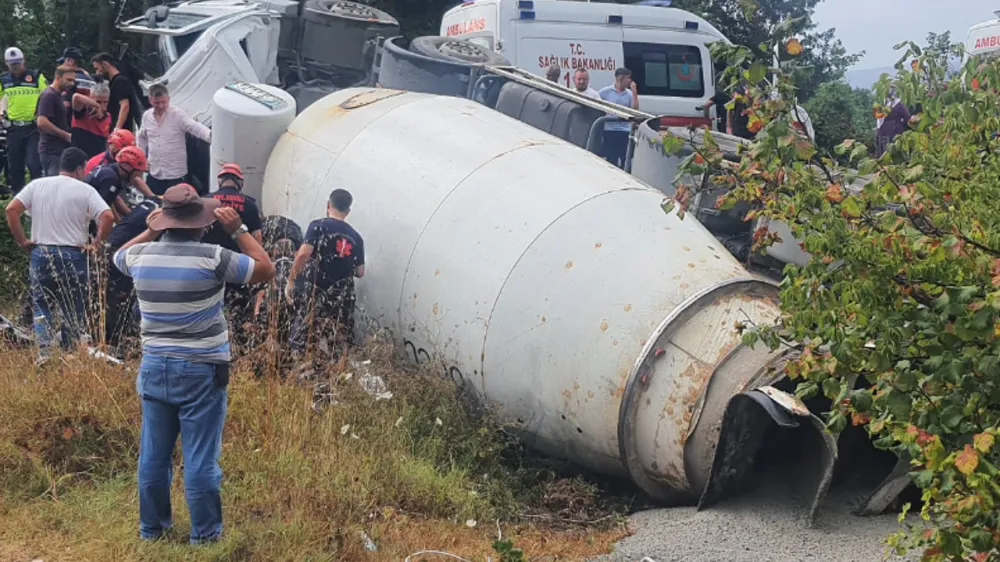 Beton mikseri otomobilin üzerine devrildi: Kozlulu Sefa Kaya hayatını kaybetti...