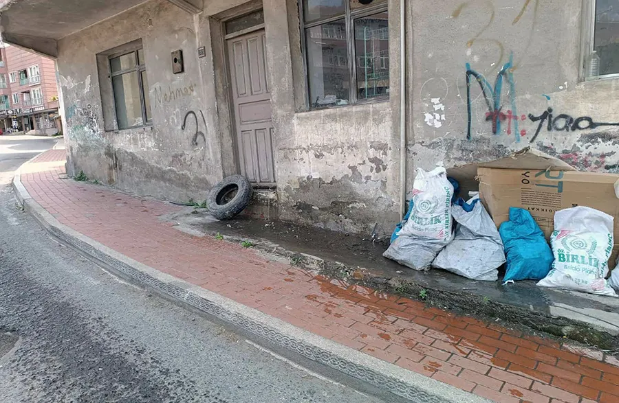Kozlu’da tuvalet gideri açıktan akıyor… Kokudan geçilmiyor…