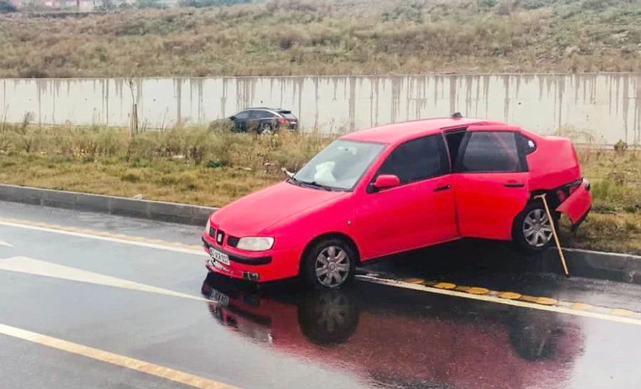 Otomobil kaldırıma çarparak durabildi: 1 yaralı...